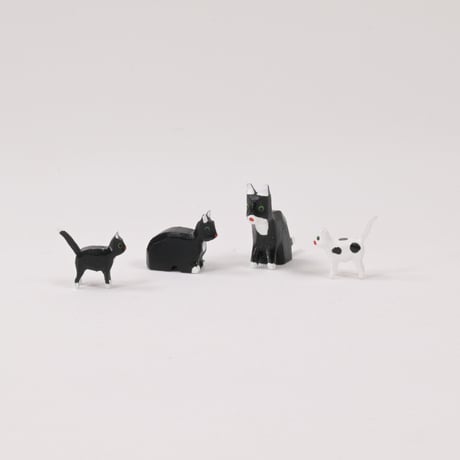 ドイツ　ザイフェン　人形　黒猫と白ブチの親子４匹　木箱入り　木製