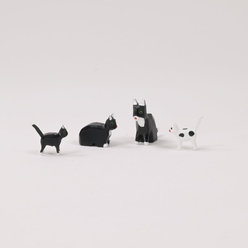 ドイツ ザイフェン 人形 黒猫と白ブチの親子4匹 木箱入り 木製 | こぐま舎