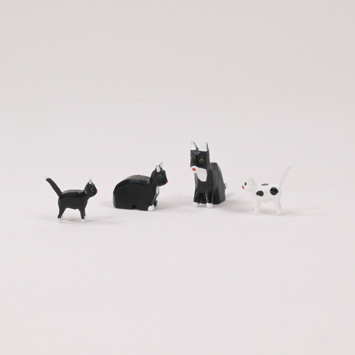 ドイツ ザイフェン 人形 黒猫と白ブチの親子4匹 木箱入り 木製 | こぐま舎