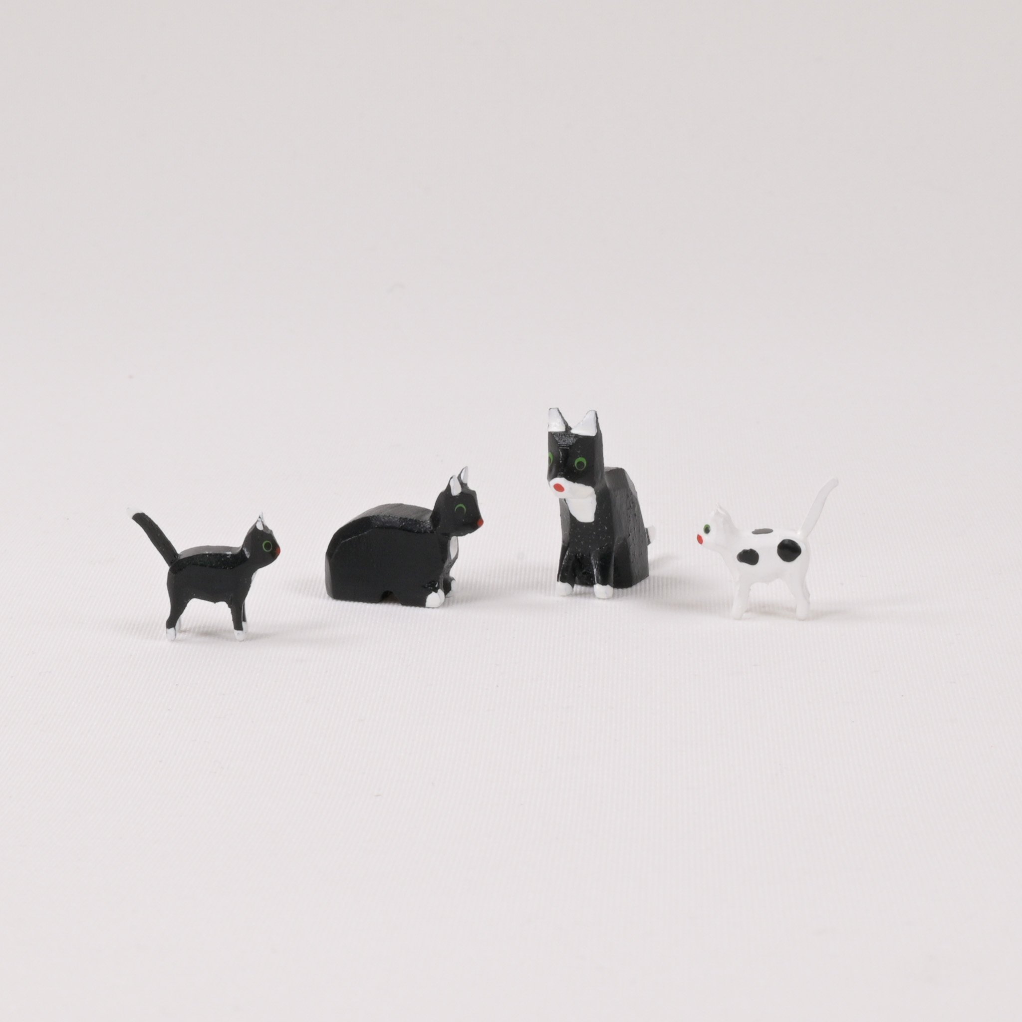 ドイツ ザイフェン 人形 黒猫と白ブチの親子4匹 木箱入り 木製 | こぐま舎