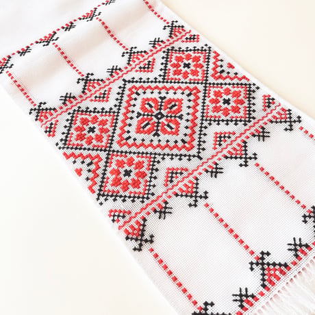 ウクライナ　刺繍　テーブルランナー　４