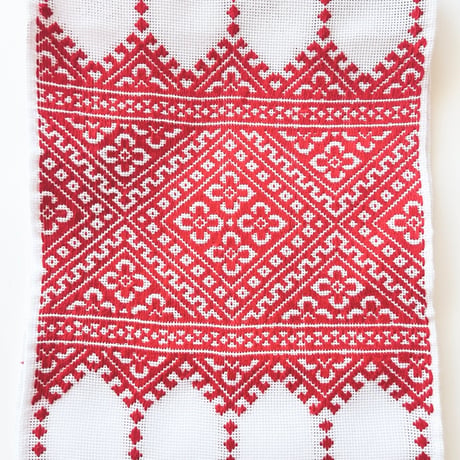 ウクライナ　刺繍　テーブルランナー　３