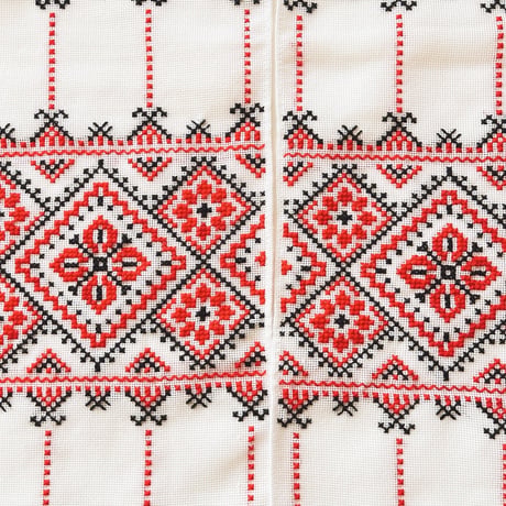 ウクライナ　刺繍　テーブルランナー　４