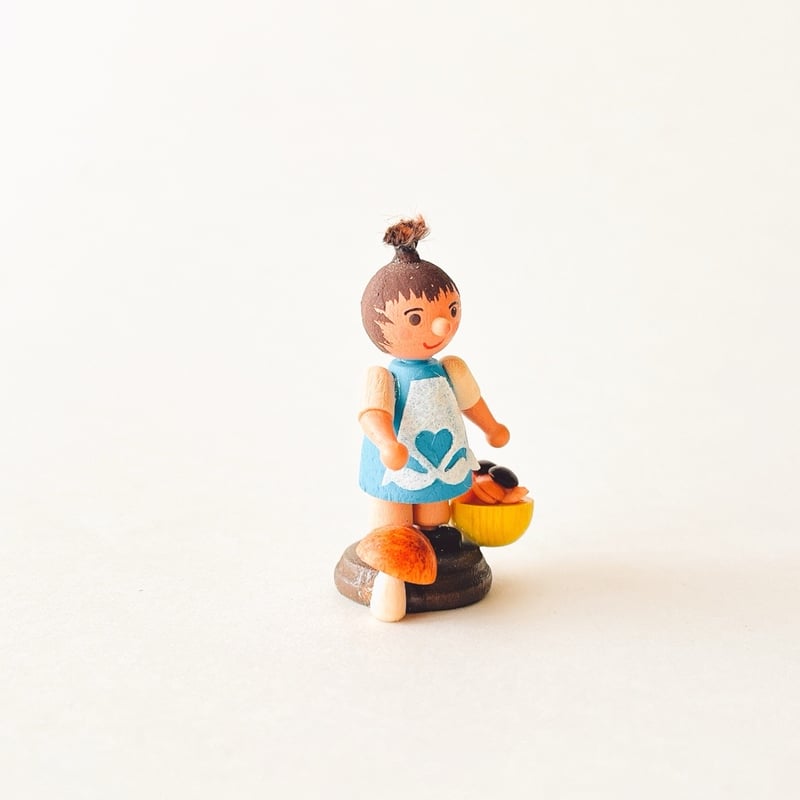 ドイツ ザイフェン 人形 きのこ狩りをしている子ども 木製 | こぐま舎