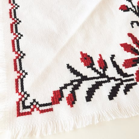ウクライナ　刺繍　テーブルセンター　お花