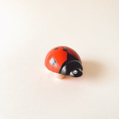 チェコ　木製おもちゃ　てんとう虫の車