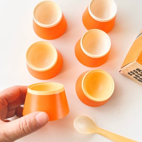 エストニア　プラスチック製エッグスタンド6個セット