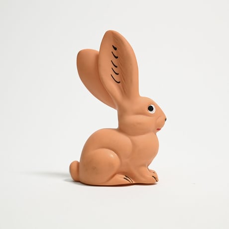 ソビエト　年代不明　うすだいだい色のうさぎ　ソフビ　人形　高さ13.5cm