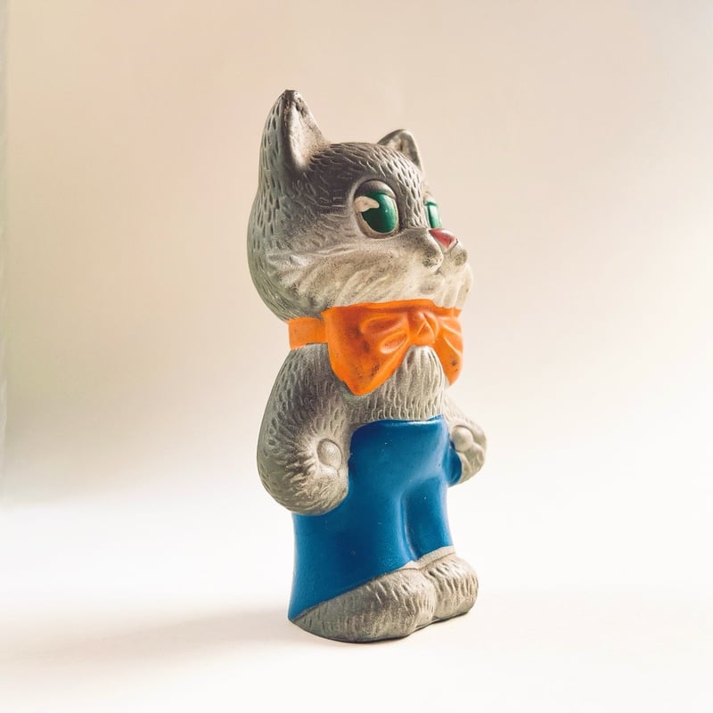 ソビエト 年代不明 蝶ネクタイをした猫 ソフビ 人形 高さ12cm | こぐま舎