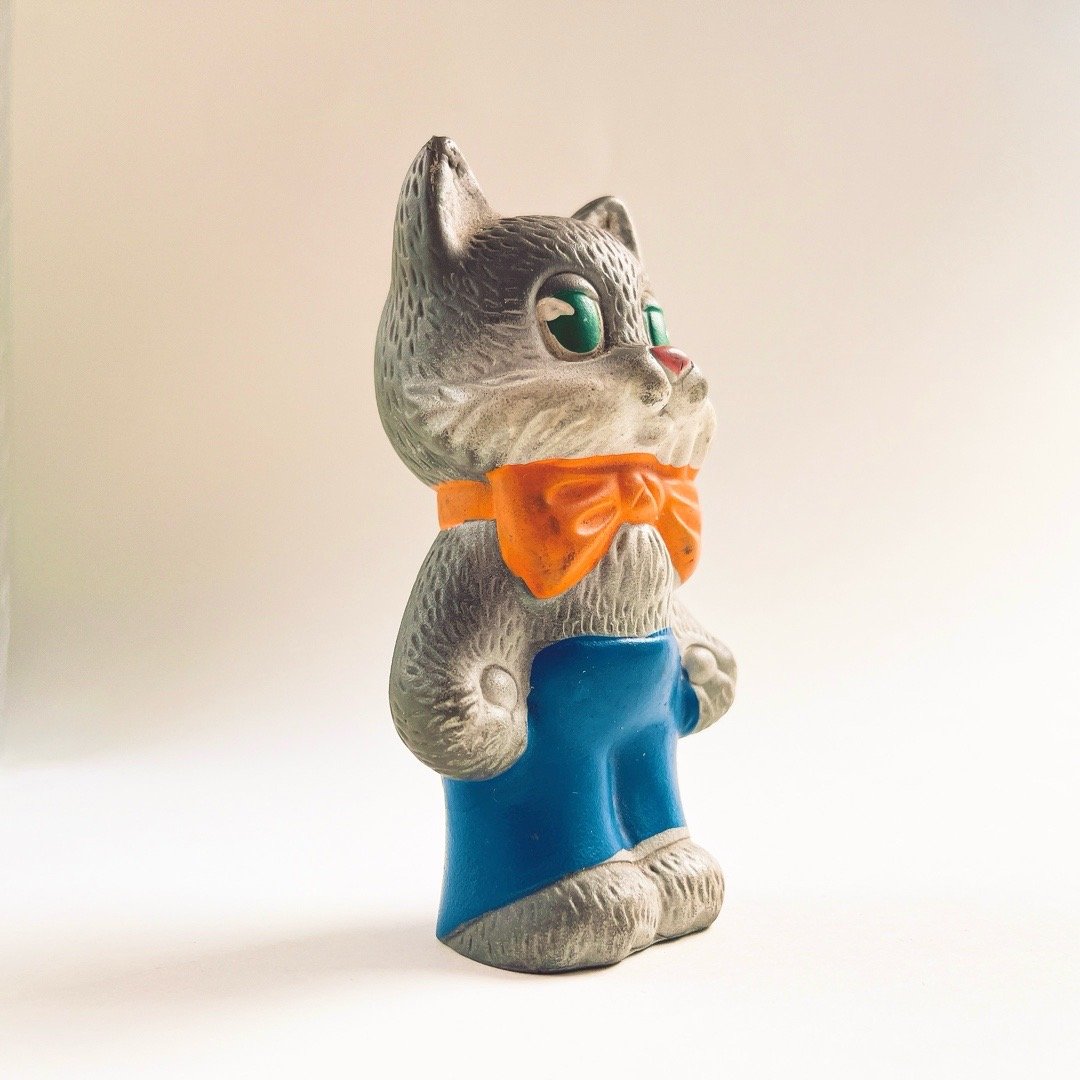 ソビエト 年代不明 蝶ネクタイをした猫 ソフビ 人形 高さ12cm | こぐま舎