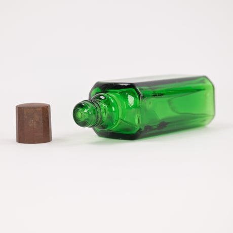 ドイツ　グリーン　ガラス瓶7　プラスチックキャップ付き