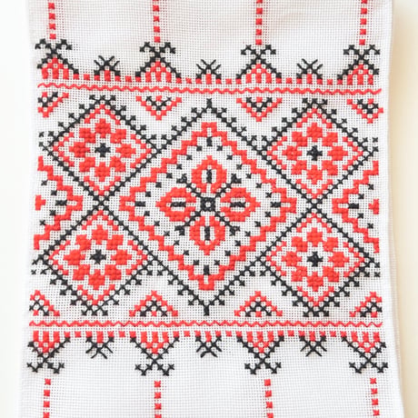 ウクライナ　刺繍　テーブルランナー　４