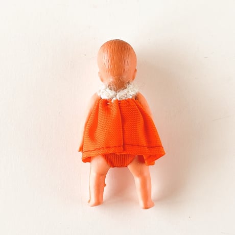 東ドイツ　アリドール　オレンジ色のスカートの赤ちゃん