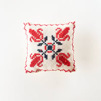 ハンガリー製　クロスステッチ刺繍のピンクッション（ハンドメイド）　07