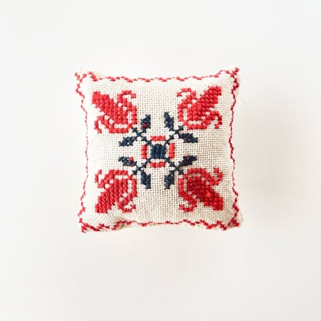 ハンガリー製　クロスステッチ刺繍のピンクッション（ハンドメイド）　07