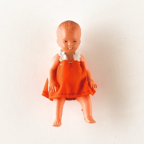 東ドイツ　アリドール　オレンジ色のスカートの赤ちゃん