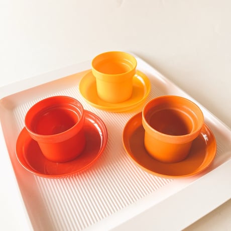 東ドイツ　プラスチック　エッグスタンド　皿から取り外し可能