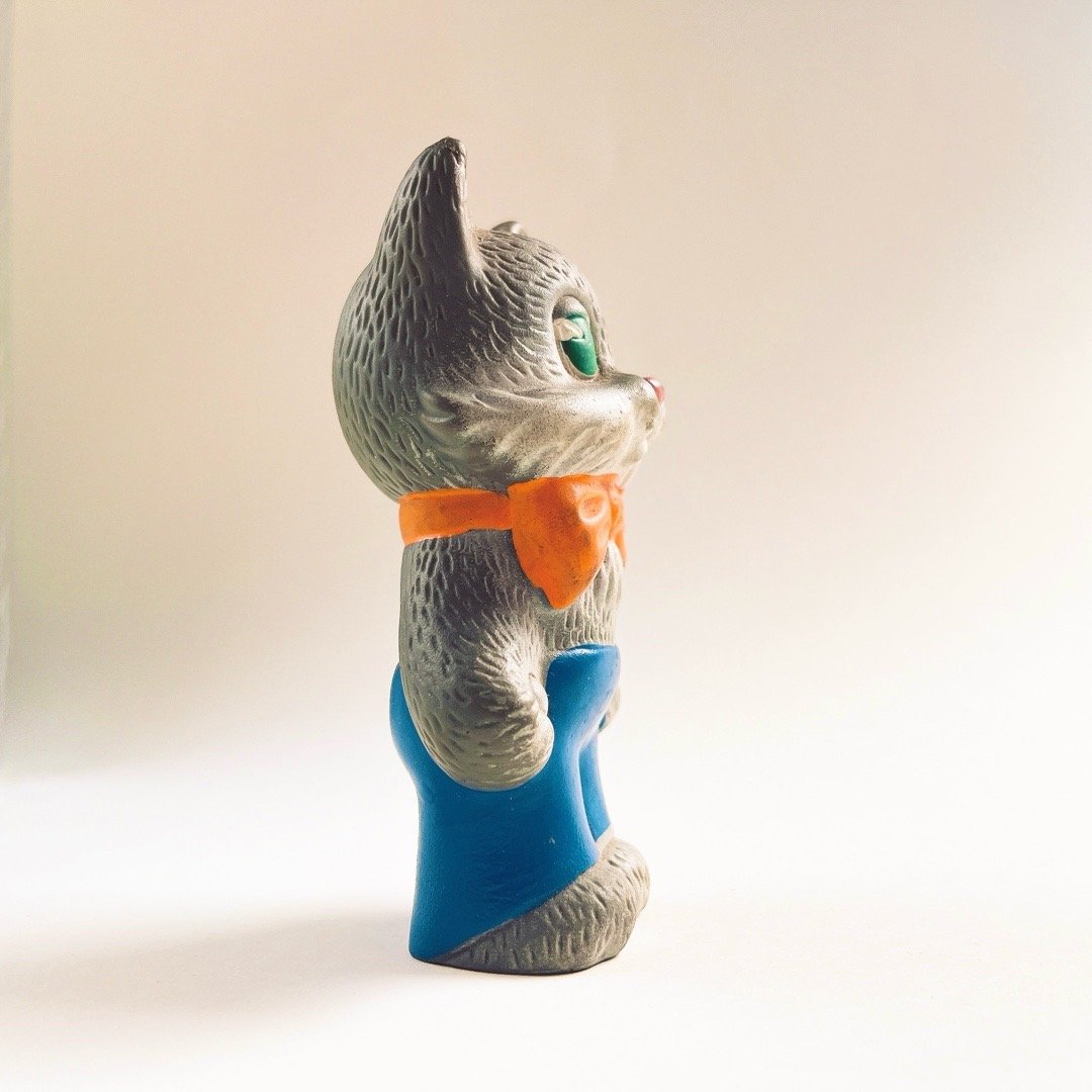 ソビエト 年代不明 蝶ネクタイをした猫 ソフビ 人形 高さ12cm | こぐま舎