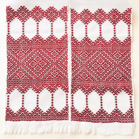 ウクライナ　刺繍　テーブルランナー　３
