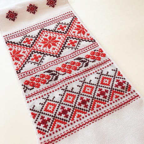 ウクライナ　刺繍　テーブルランナー　２