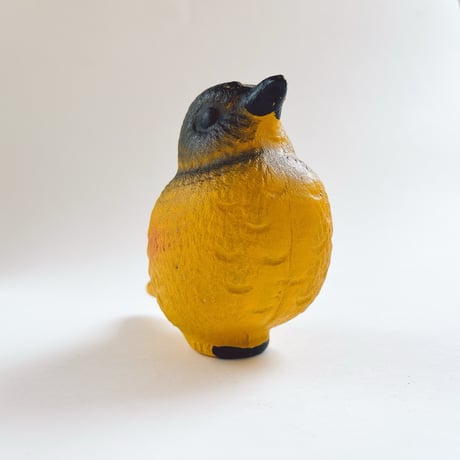 ソビエト　年代不明　赤と黒の模様の黄色い小鳥　ソフビ　人形　全長13cm