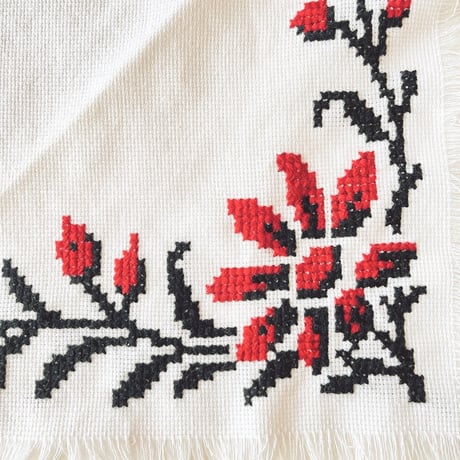 ウクライナ　刺繍　テーブルセンター　お花