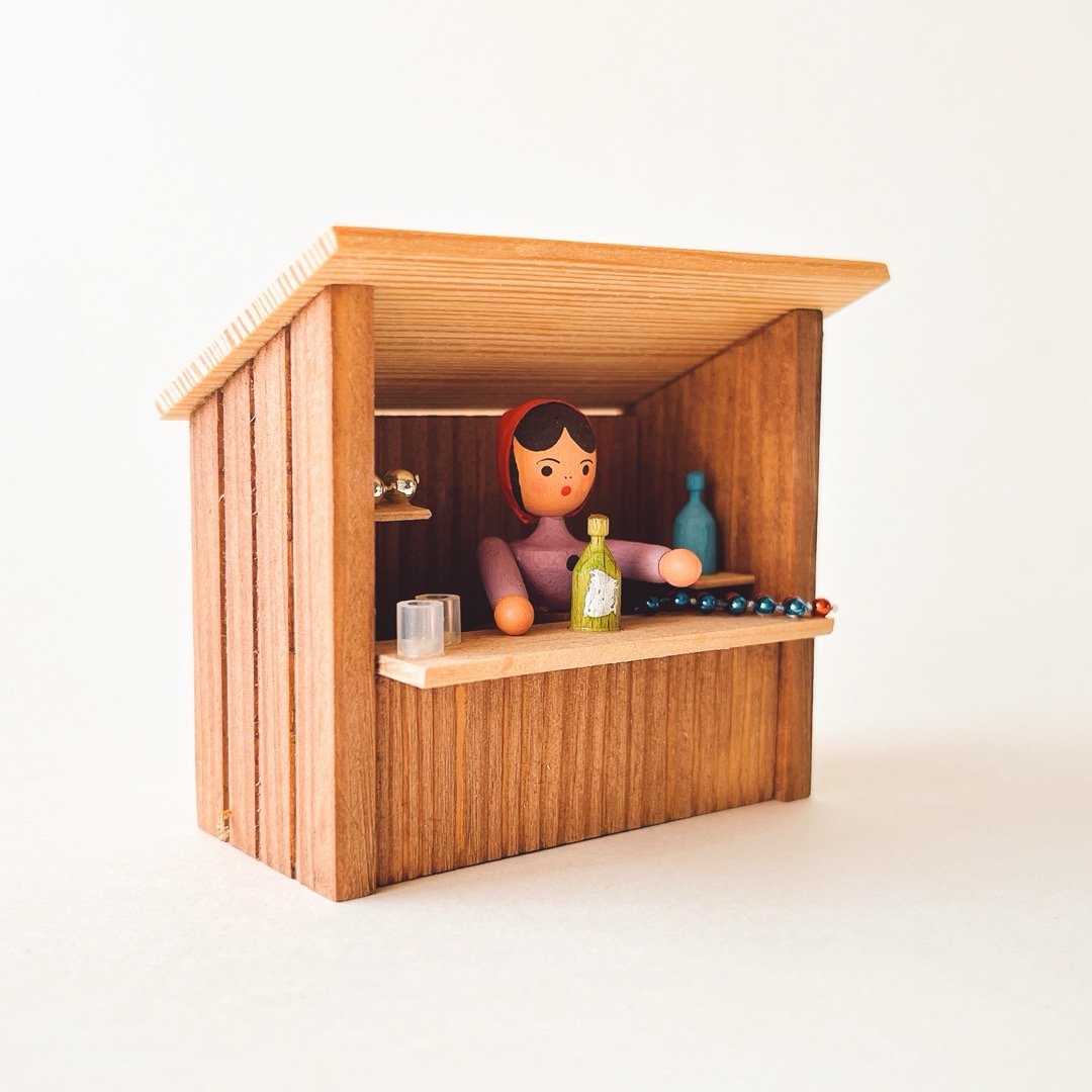 ドイツ ザイフェン 人形 ガラス売りの小屋 木製 | こぐま舎