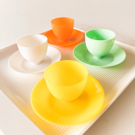 東ドイツ　プラスチック　円形　エッグスタンド
