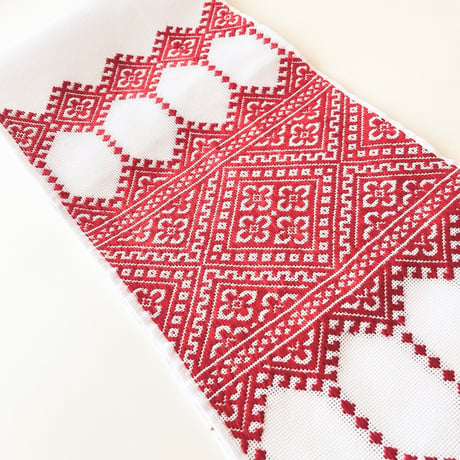 ウクライナ　刺繍　テーブルランナー　３
