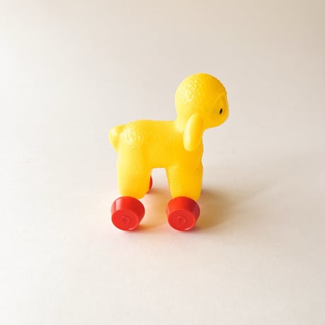 東ドイツ　プラスチック　黄色い羊　人形   SONNI