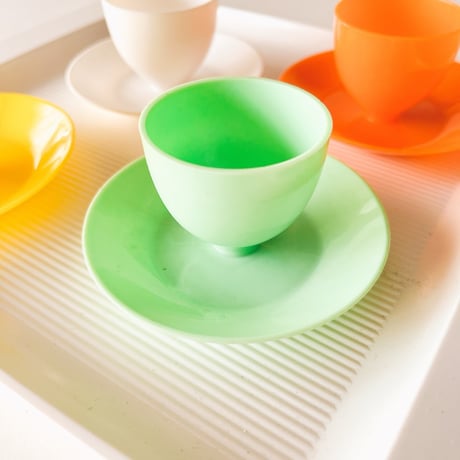 東ドイツ　プラスチック　円形　エッグスタンド