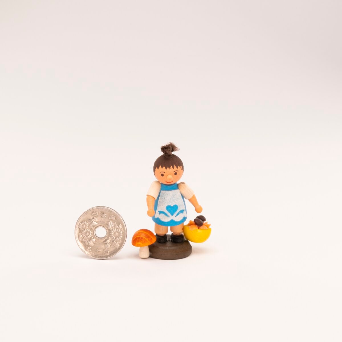 ドイツ ザイフェン 人形 きのこ狩りをしている子ども 木製 | こぐま舎