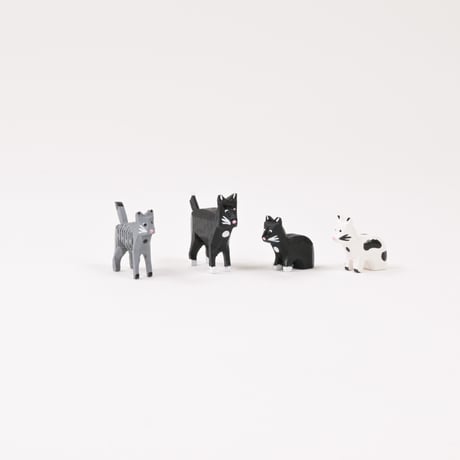 ドイツ　ザイフェン　人形　黒猫や灰色縞模様の猫４匹　木製