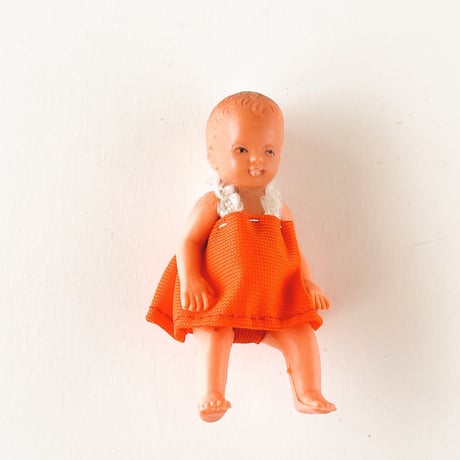 東ドイツ　アリドール　オレンジ色のスカートの赤ちゃん