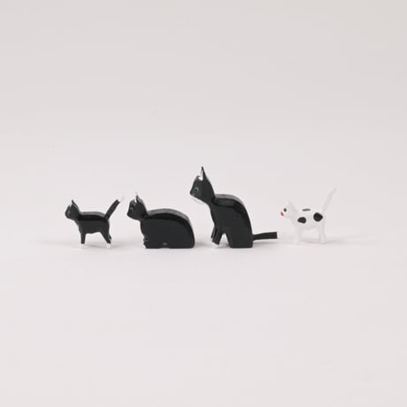 ドイツ　ザイフェン　人形　黒猫と白ブチの親子４匹　木箱入り　木製