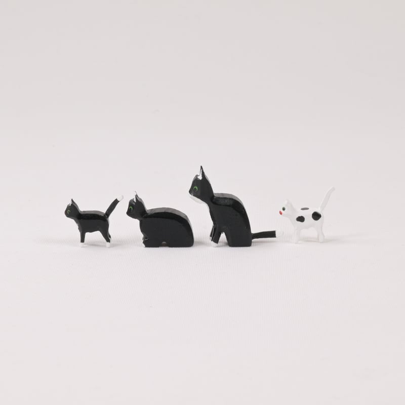 ドイツ ザイフェン 人形 黒猫と白ブチの親子4匹 木箱入り 木製 | こぐま舎