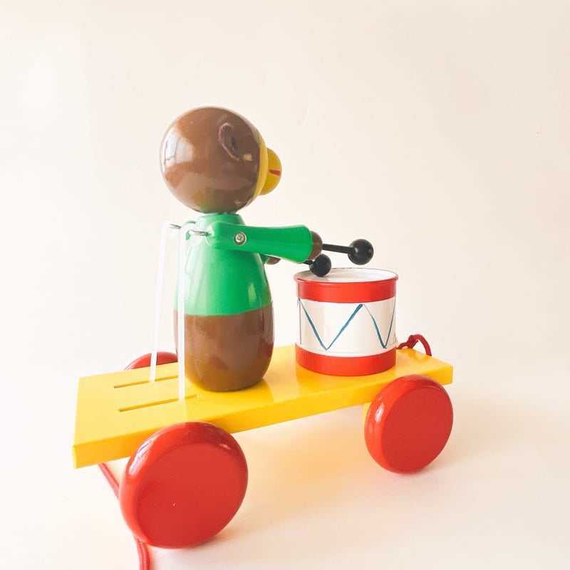 チェコ 木製おもちゃ 引きぐるま プルトイ お猿と太鼓 | こぐま舎