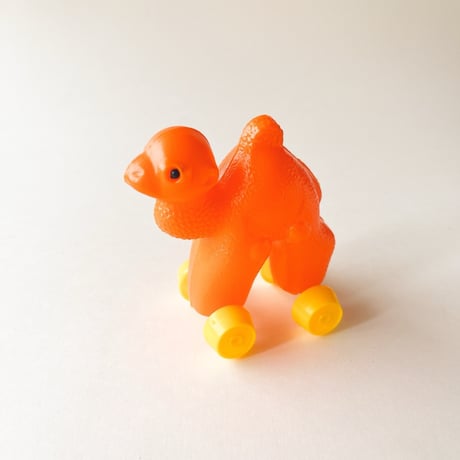 東ドイツ　プラスチック　オレンジ色のラクダ　人形　SONNI