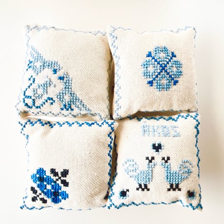 ハンガリー製　クロスステッチ刺繍のピンクッション（ハンドメイド）　04