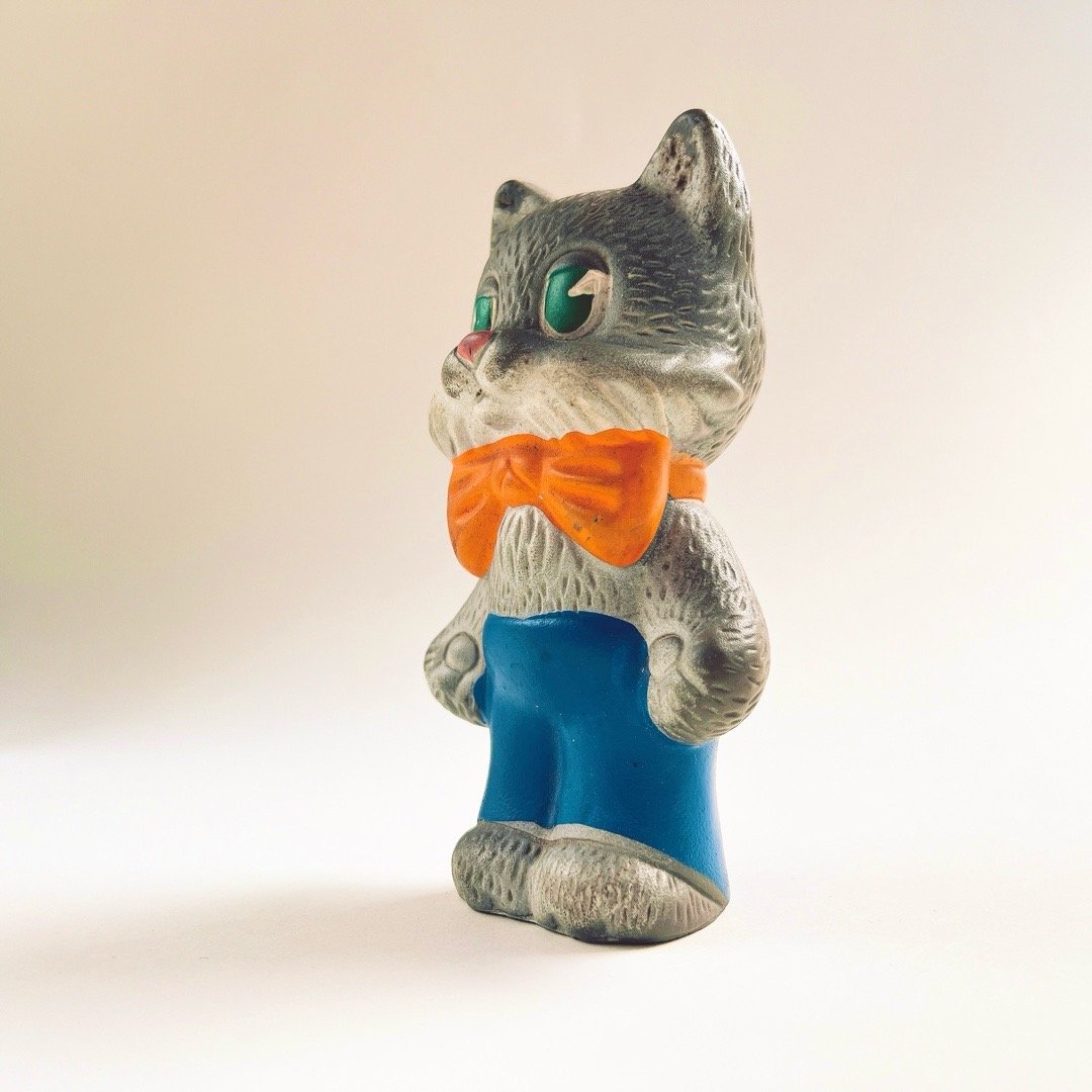 ソビエト 年代不明 蝶ネクタイをした猫 ソフビ 人形 高さ12cm | こぐま舎