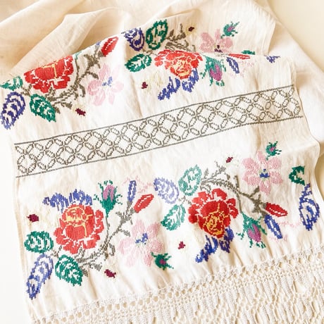 ウクライナ　刺繍　テーブルランナー　バラ