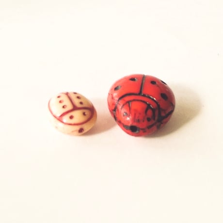 チェコ　ガラスビーズ　てんとう虫　赤色　20mm