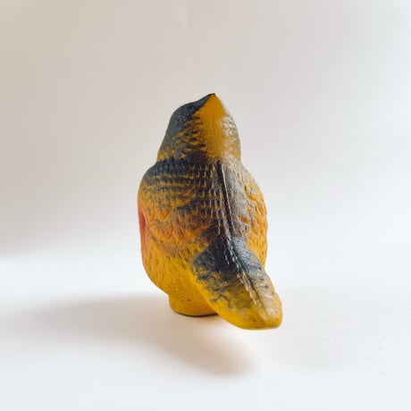 ソビエト　年代不明　赤と黒の模様の黄色い小鳥　ソフビ　人形　全長13cm