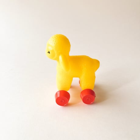 東ドイツ　プラスチック　黄色い羊　人形   SONNI