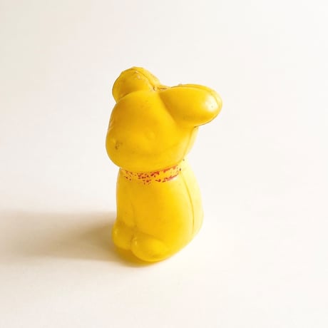 ソビエト　年代不明　赤い首輪の黄色い子犬　犬　プラスチック　人形　高さ8cm
