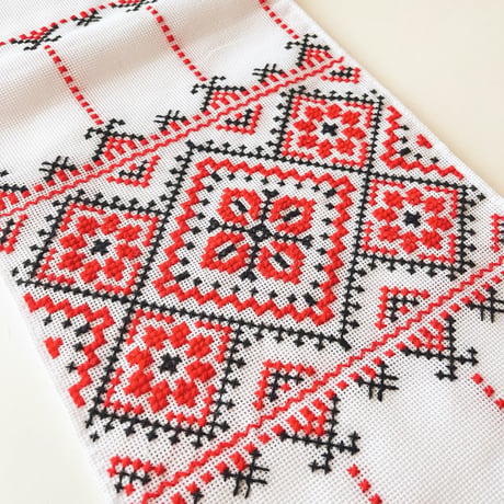 ウクライナ　刺繍　テーブルランナー　４