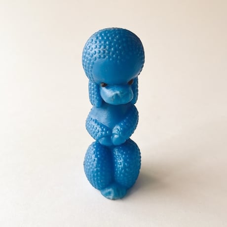 東ドイツ　プラスチック　青いプードル　人形　フィギュア　高さ10cm