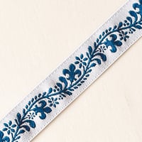 チェコ　チロリアンテープ　植物　白地に青色　リバーシブル　幅15mm　10cmあたり¥70