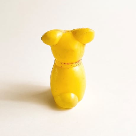 ソビエト　年代不明　赤い首輪の黄色い子犬　犬　プラスチック　人形　高さ8cm