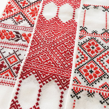 ウクライナ　刺繍　テーブルランナー　４